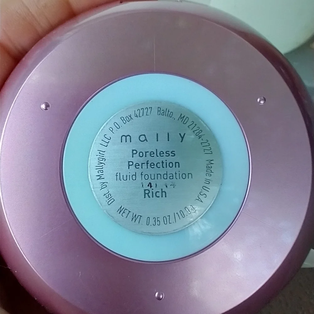 Women's mally poreless perfection fluid foundation
